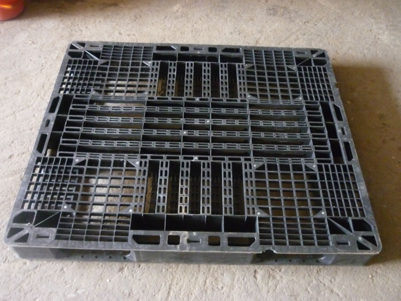 Pallet nhựa đ&atilde; qua sử dụng 1300x1100x120mm