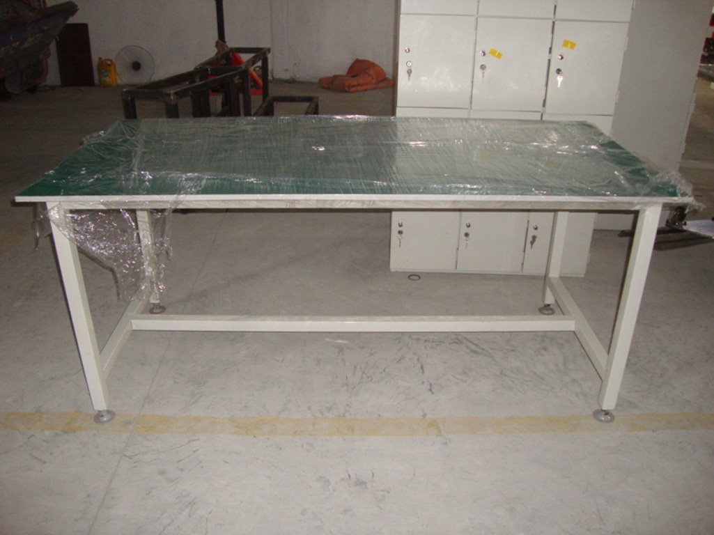 B&agrave;n thao t&aacute;c d&aacute;n ESD c&oacute; b&aacute;nh xe