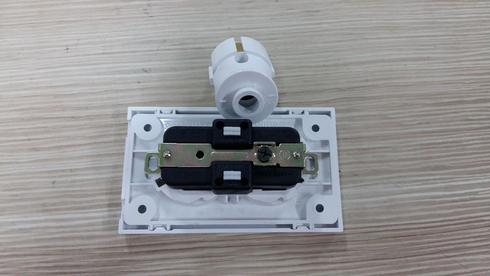 Ổ cắm điện Hàn Quốc