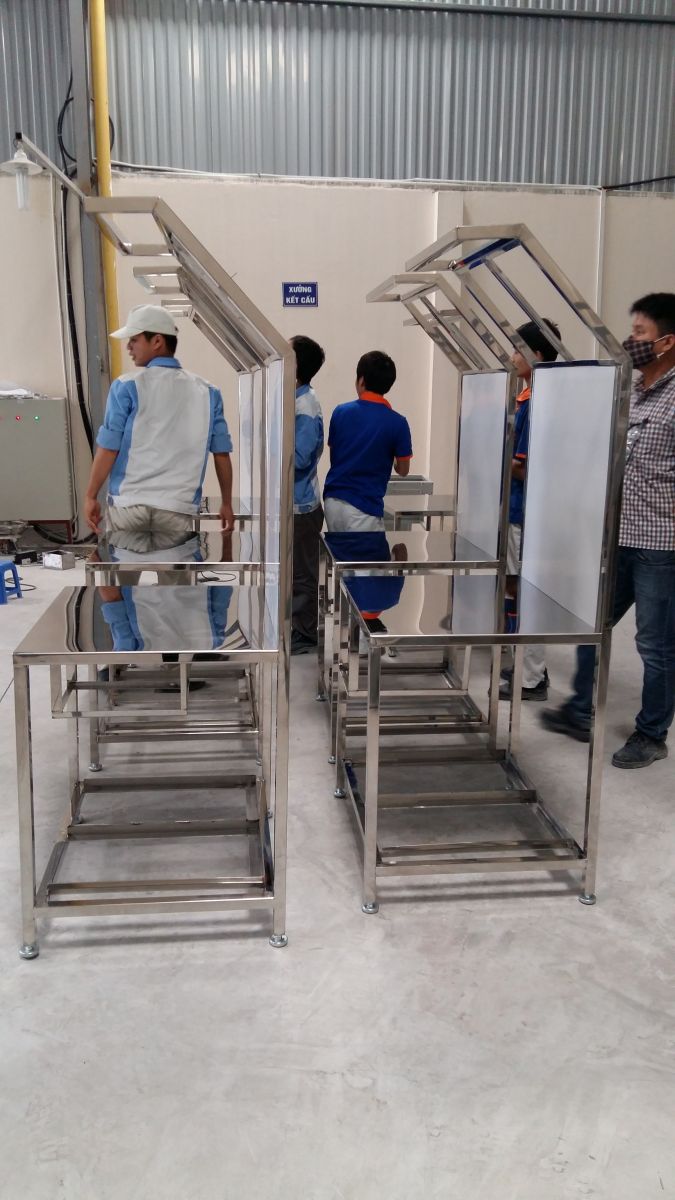 Bàn thao tác đột lỗ bằng inox