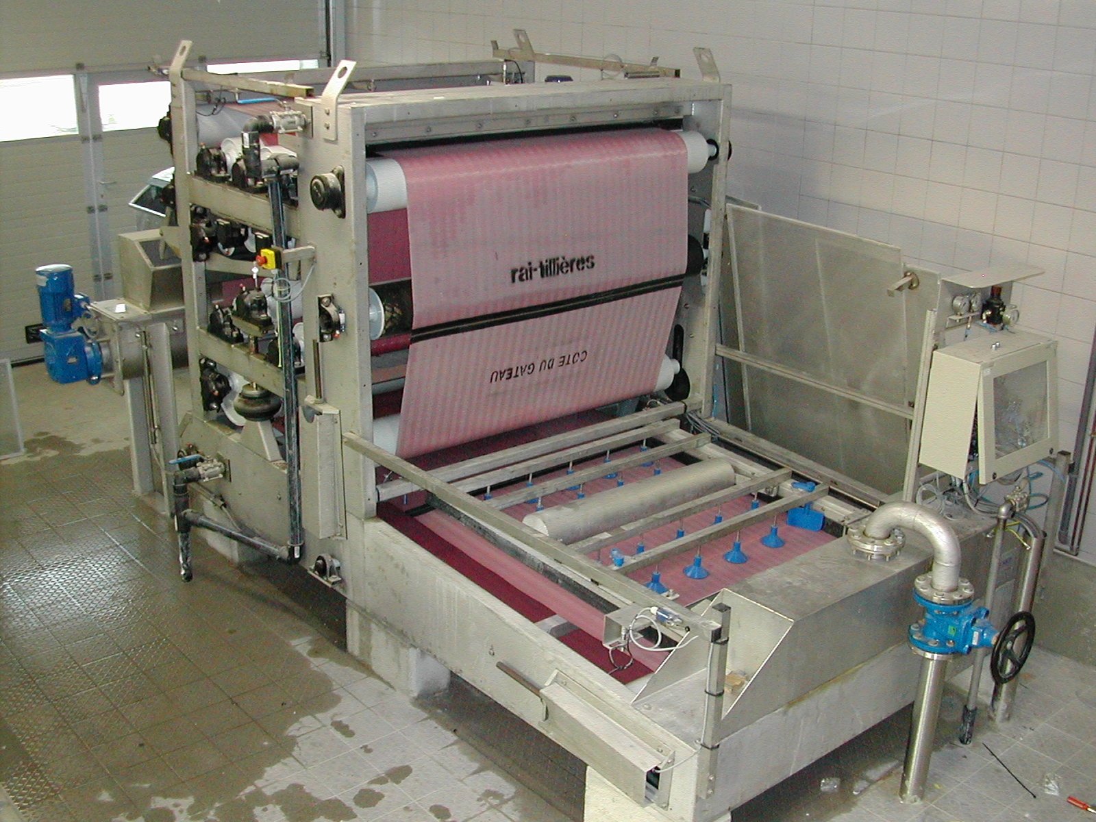 M&aacute;y &eacute;p b&ugrave;n băng tải