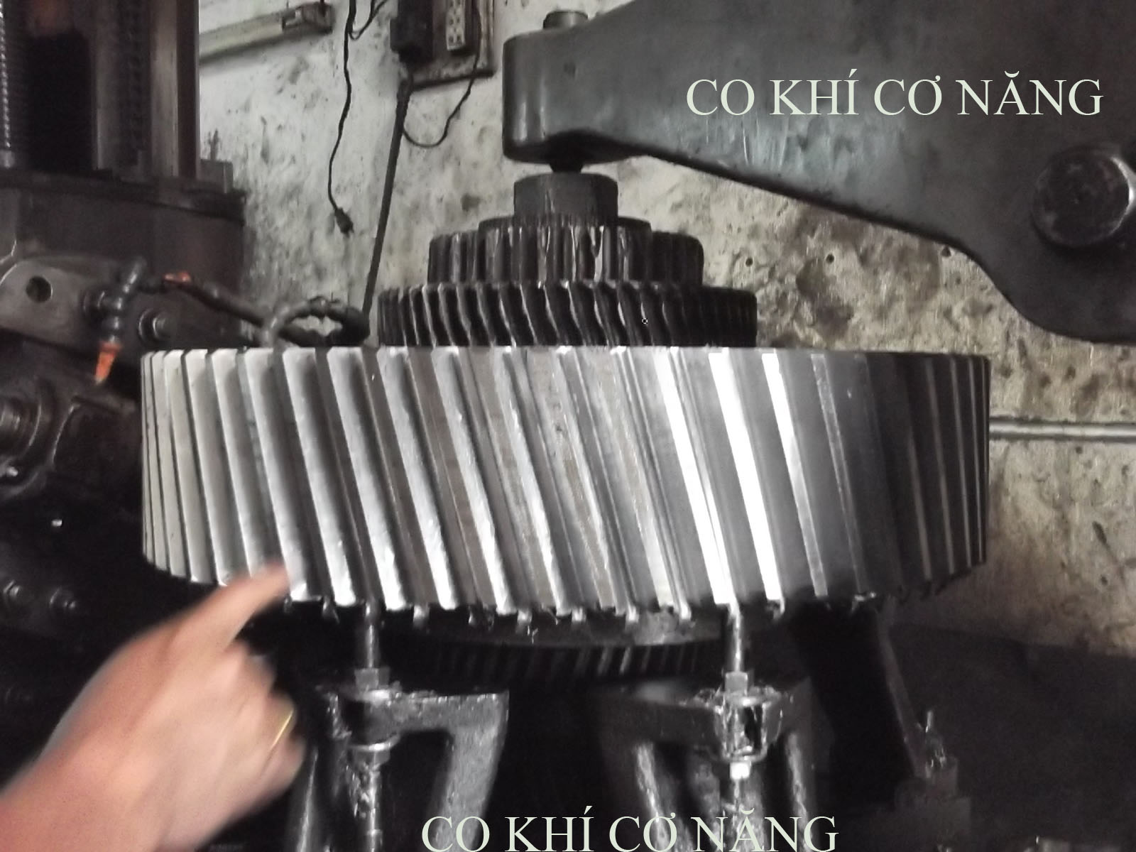 Cơ kh&iacute; chế tạo c&aacute;c chi tiết m&aacute;y, trục con lăn, đường ray...