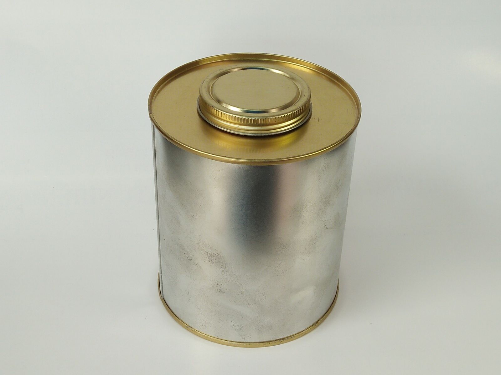 Lon 1 l&iacute;t đựng dung m&ocirc;i nắp răng