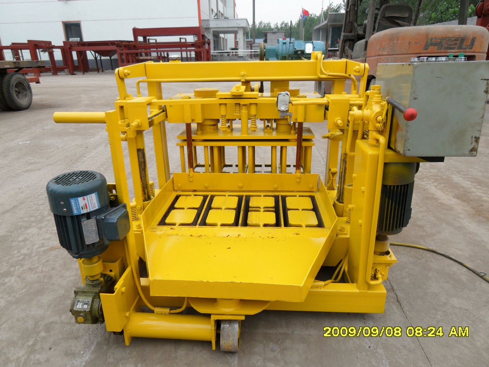 Máy sản xuất gạch không nung bán tự động QT40-3