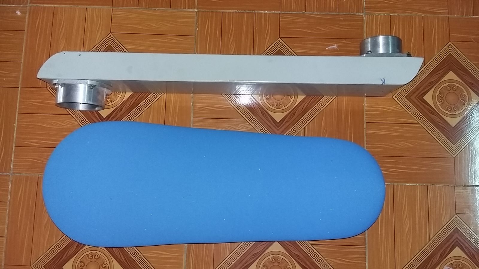 Tay gối ủi (cầu là bàn hút)
