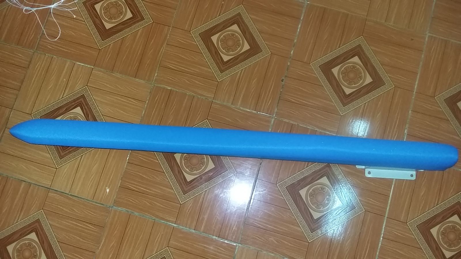 Tay gối ủi ống quần và sườn quần