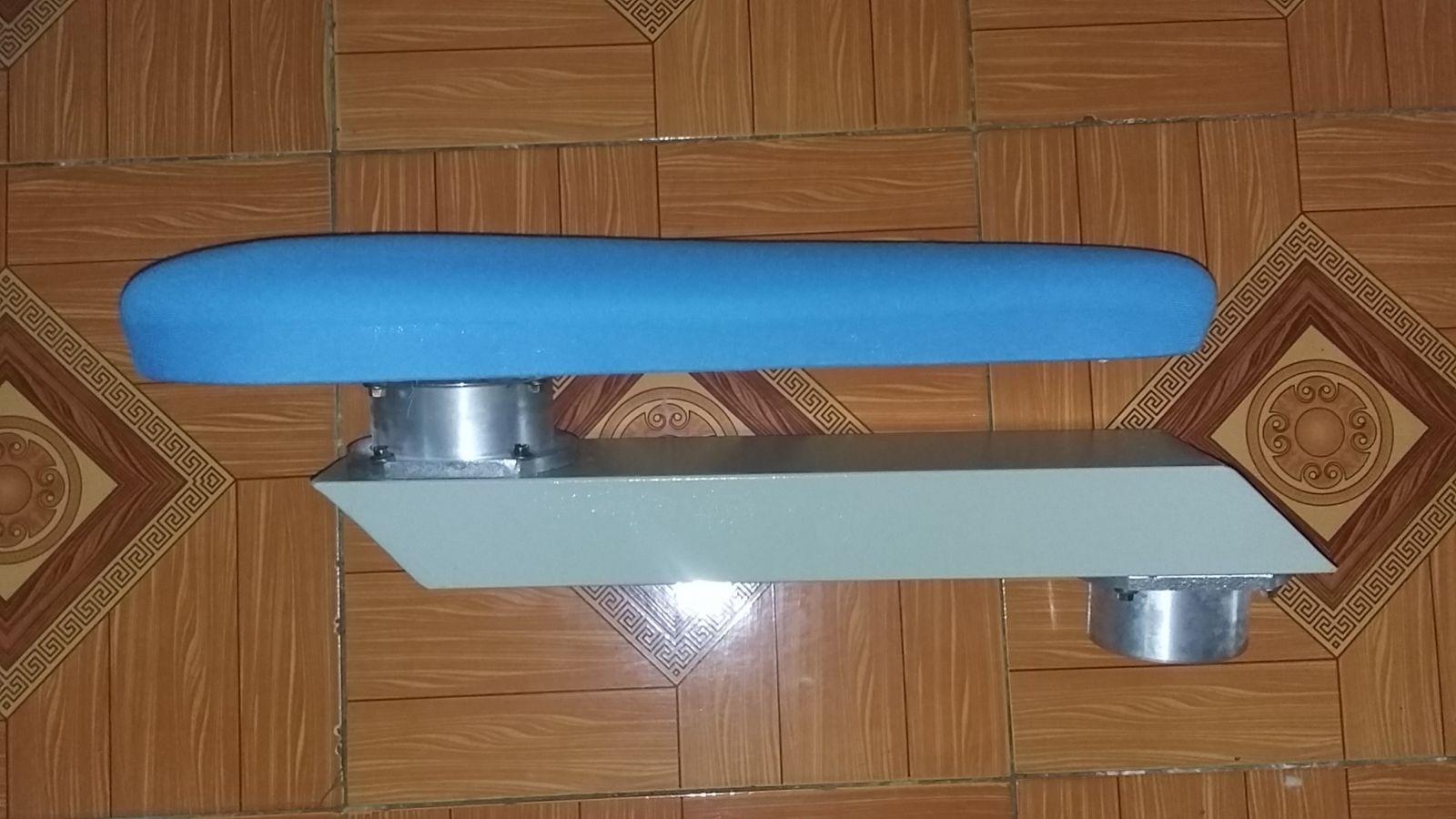Tay gối ủi (cầu là bàn hút)