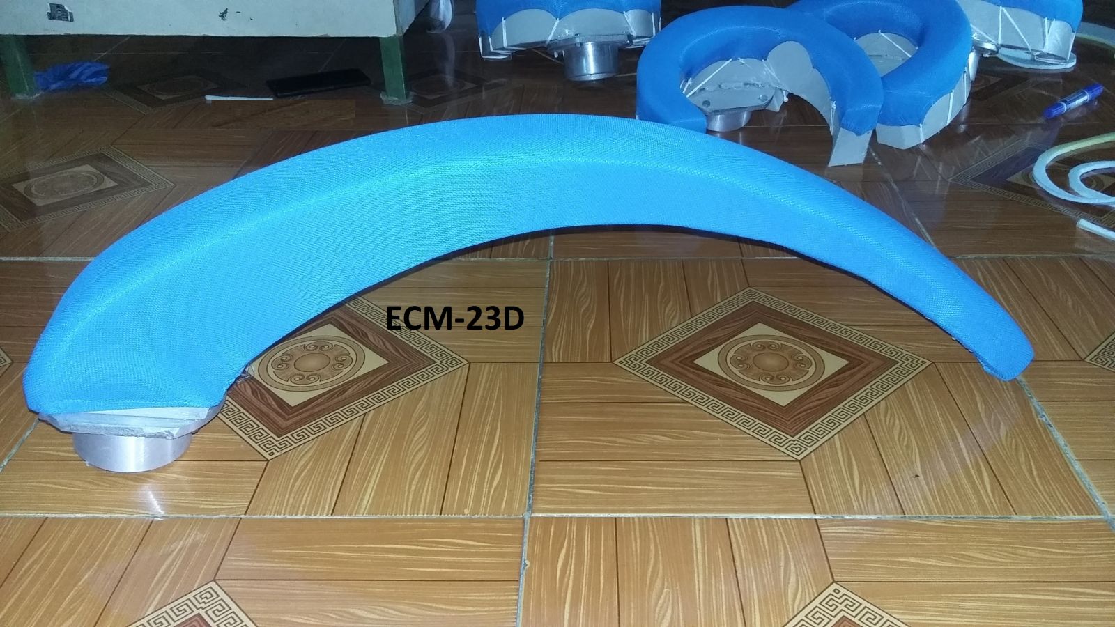 Tay gối ủi ống quần và sườn quần