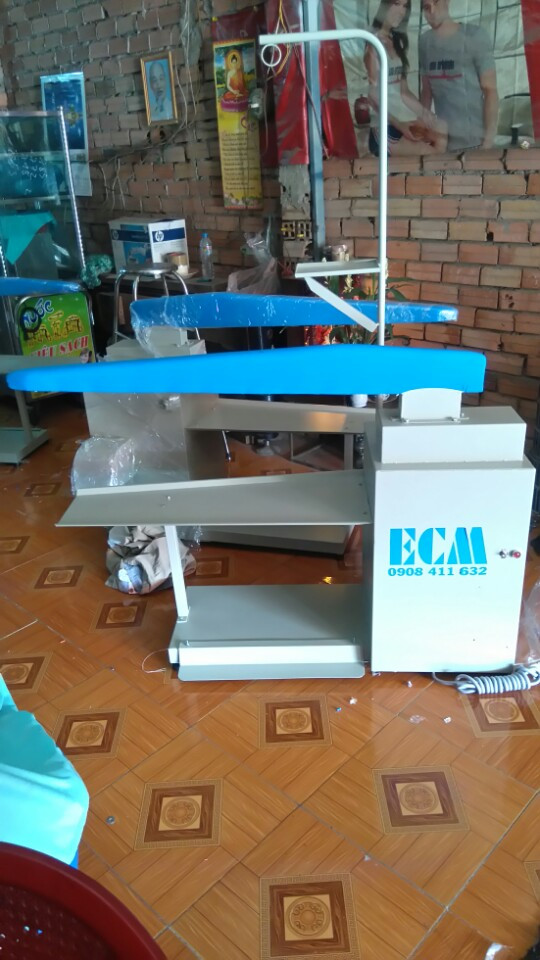 Tay gối ủi ống quần và sườn quần