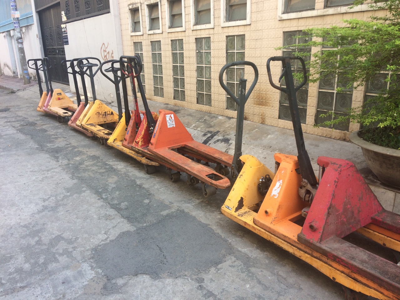 Xe n&acirc;ng tay cũ gi&aacute; rẻ