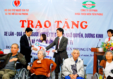 Nhựa Tiền Phong trao tặng 20 xe lăn nh&acirc;n ng&agrave;y người khuyết tật Việt Nam