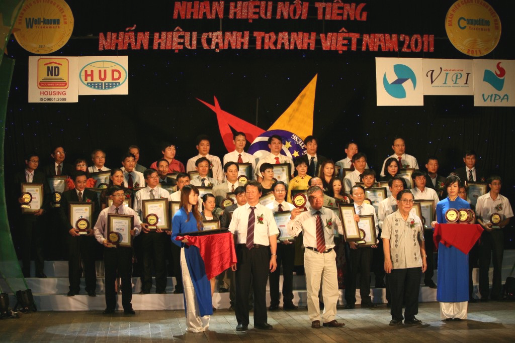 Năm 2011 - Nhựa Tiền Phong lần thứ 2 li&ecirc;n tiếp nhận danh hiệu "Top 20 nh&atilde;n hiệu nổi tiếng Việt Nam"