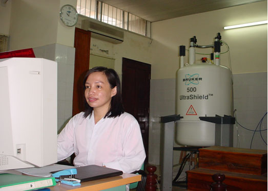 Máy cộng hưởng từ hạt nhân phân giải cao 500 MHz
